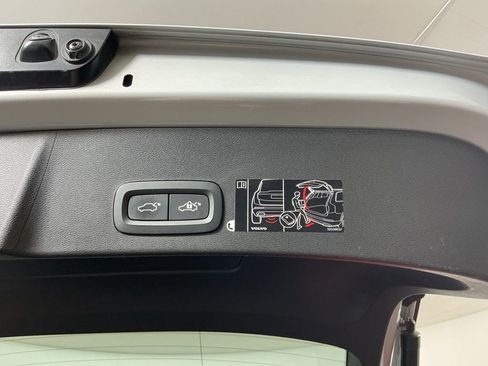 Used 2020 Volvo XC40 T4 Momentum image 29