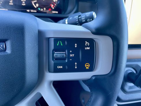 Used 2025 Land Rover Defender 110 X-Dynamic SE image 22