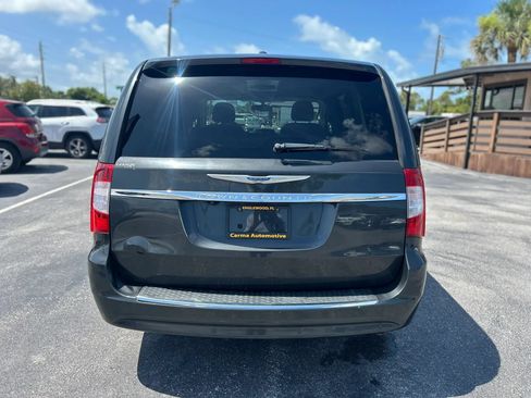 Used 2011 Chrysler Town & Country Touring-L FWD image 9