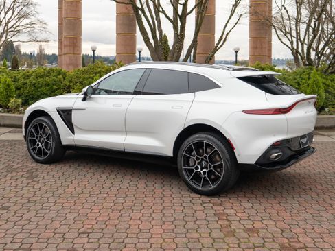 Used 2021 Aston Martin DBX image 2