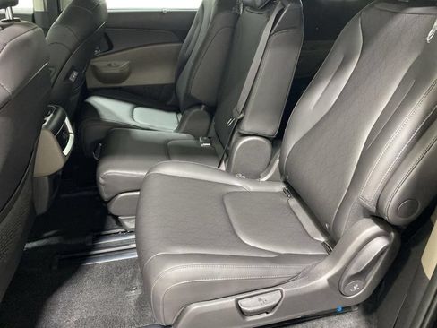 New 2026 Kia Carnival EX FWD image 25