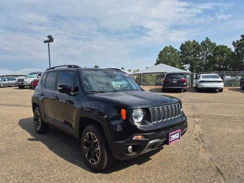 Used 2023 Jeep Renegade Latitude AWD/4WD image 3