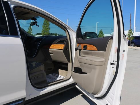 Used 2015 Lincoln MKX FWD w/ Equipment Group 102A image 15