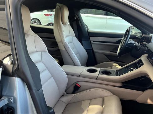 Used 2022 Porsche Taycan image 8