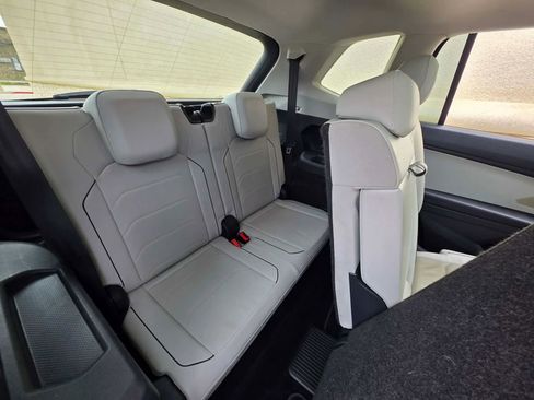 Used 2018 Volkswagen Tiguan SEL Premium image 16