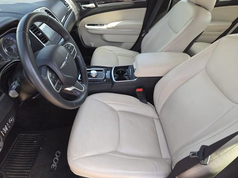 Used 2017 Chrysler 300 Limited RWD image 8