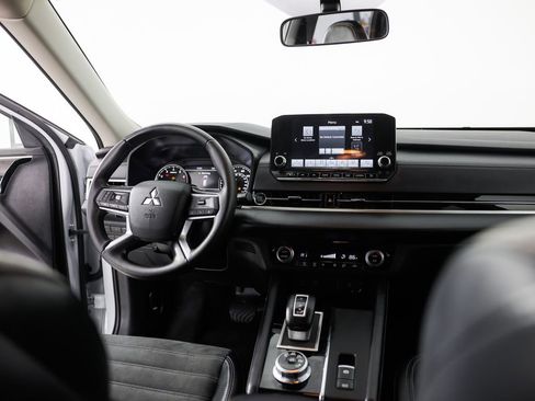 Used 2024 Mitsubishi Outlander SE image 19