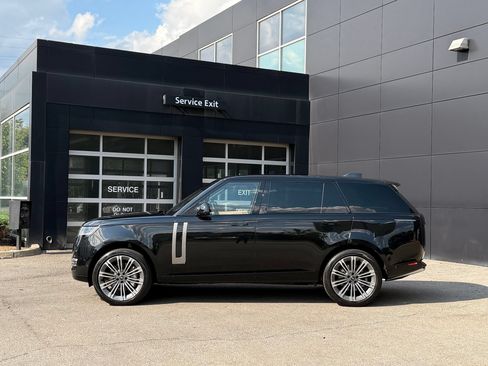 Used 2023 Land Rover Range Rover Long Wheelbase SE AWD/4WD image 3