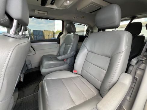 Used 2012 Volkswagen Routan SEL FWD image 11