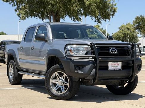 Used 2014 Toyota Tacoma PreRunner w/ Convenience Package RWD image 2