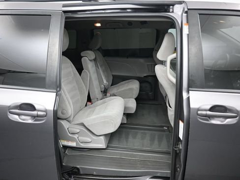 Used 2018 Toyota Sienna LE w/ Carpet Mat Package FWD image 40