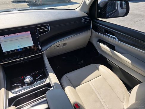 Used 2023 Jeep Wagoneer L Series III w/ Premium Group I AWD/4WD image 41