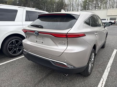 Used 2021 Toyota Venza XLE w/ Carpet Mat Package (TMS) image 19