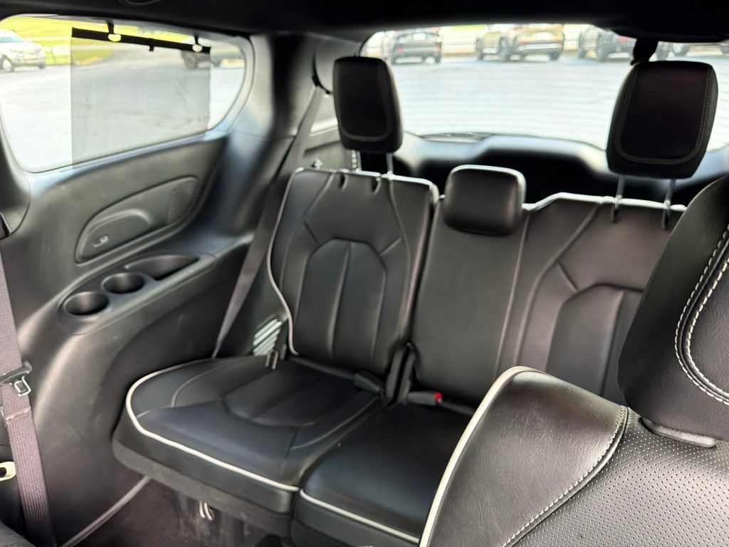 Used 2025 Chrysler Pacifica Limited FWD image 11