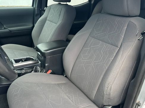 Used 2018 Toyota Tacoma TRD Sport AWD/4WD image 9