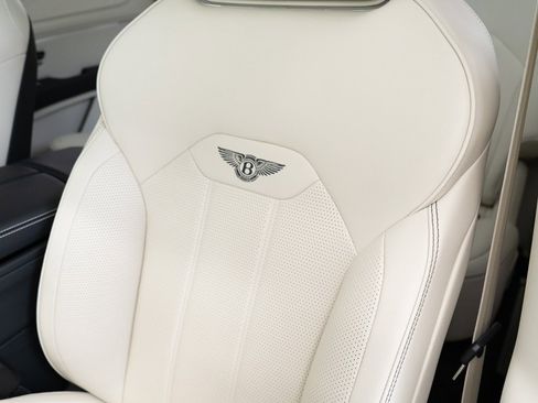 Used 2024 Bentley Bentayga V8 image 17