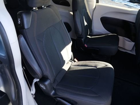 Used 2017 Chrysler Pacifica LX image 25