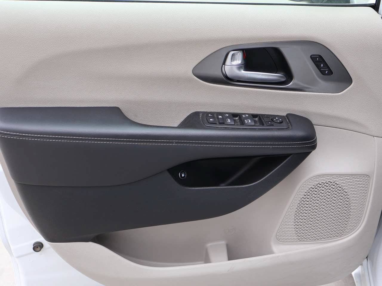 Used 2024 Chrysler Pacifica Limited FWD image 7