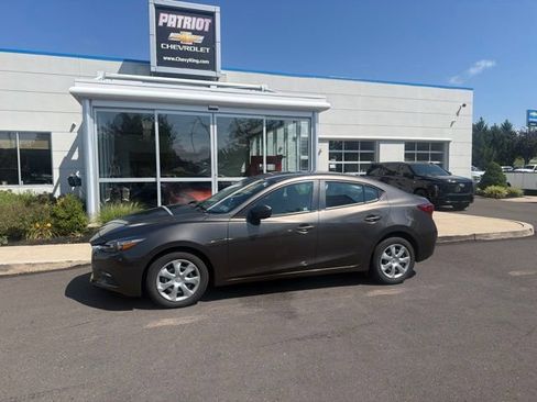 Used 2017 MAZDA MAZDA3 Sport FWD image 2