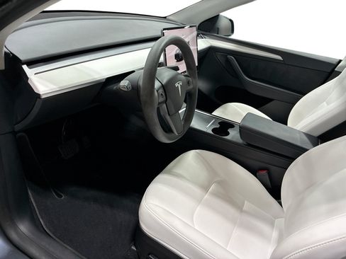 Certified 2023 Tesla Model Y Long Range AWD/4WD image 9