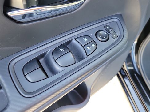 Used 2025 Nissan Versa SV w/ Trunk Package FWD image 17