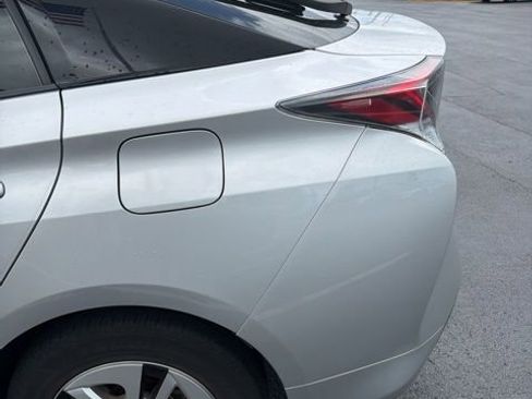 Used 2016 Toyota Prius Four FWD image 3