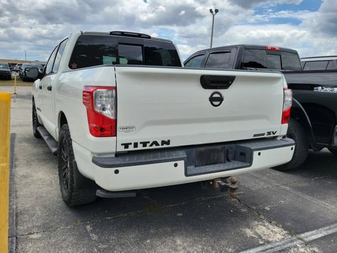 Used 2018 Nissan Titan SV w/ SV Convenience Package image 4