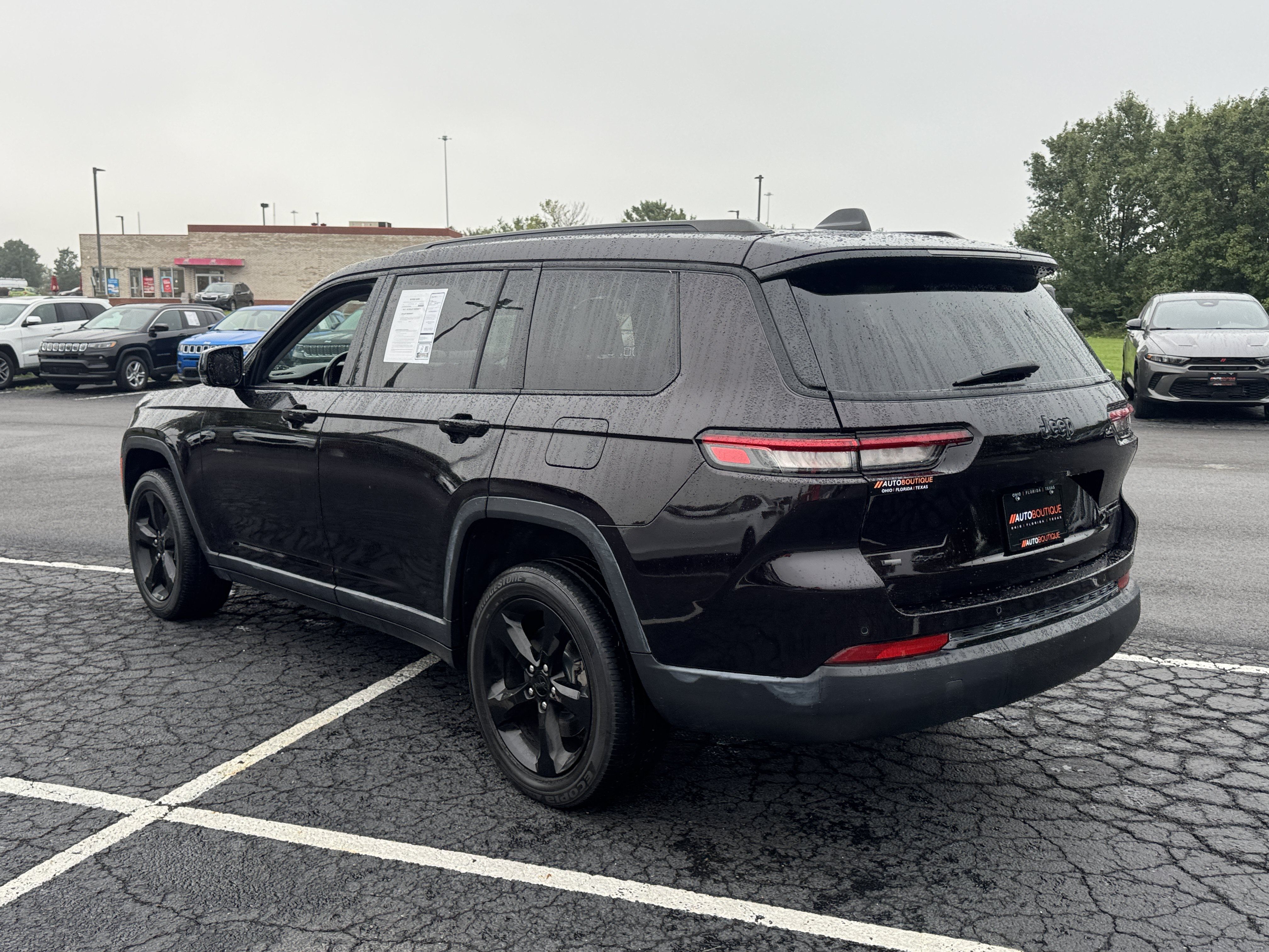 Used 2022 Jeep Grand Cherokee L Limited w/ Black Appearance Package AWD/4WD image 11