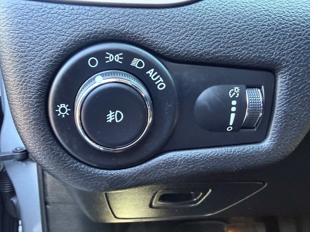 Used 2018 Jeep Cherokee Latitude w/ Safety Group AWD/4WD image 71