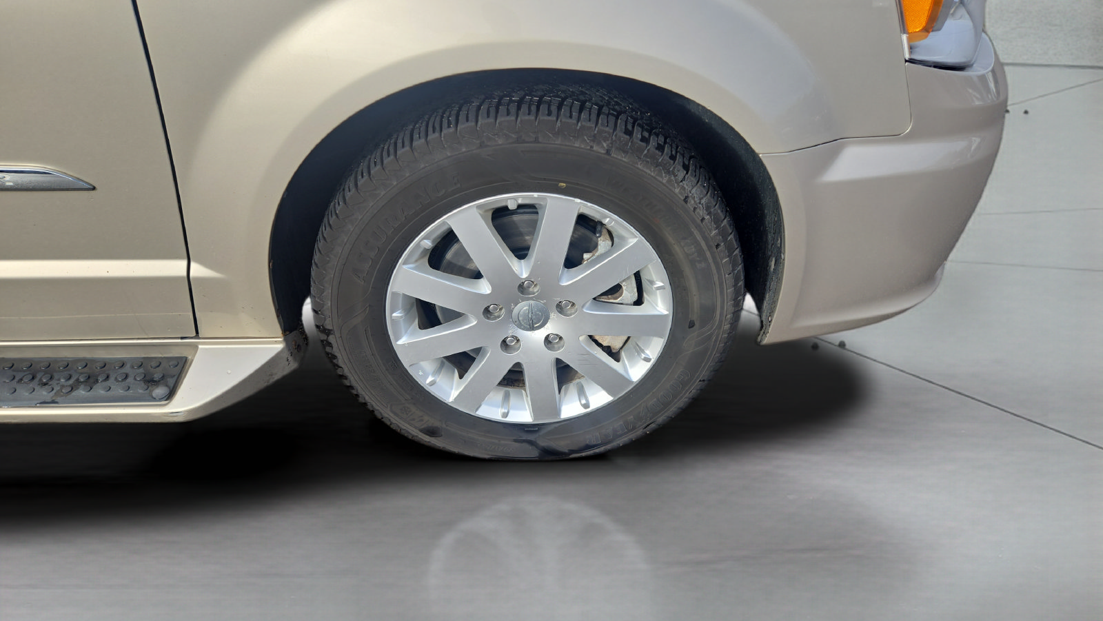 Used 2012 Chrysler Town & Country Touring-L w/ Entertainment Group #2 FWD image 31