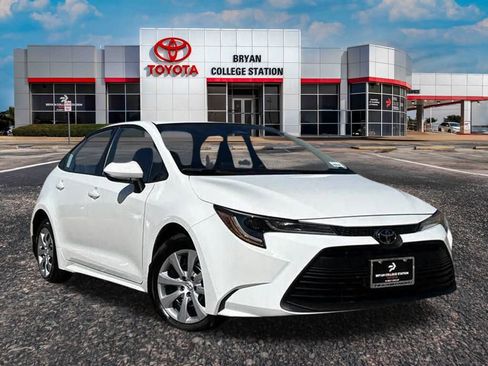 Used 2025 Toyota Corolla LE image 1