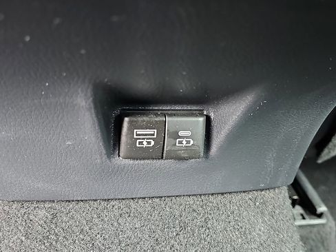 Used 2025 Toyota Camry SE image 11