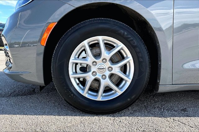 Used 2023 Chrysler Pacifica Touring-L FWD image 34