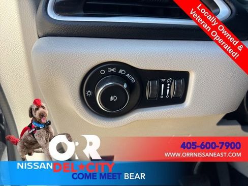 Used 2023 Chrysler Pacifica Touring-L image 23