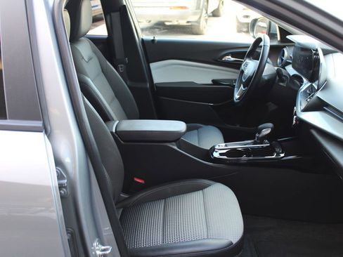 Used 2025 Chevrolet Trax LT w/ LT Convenience Package FWD image 35