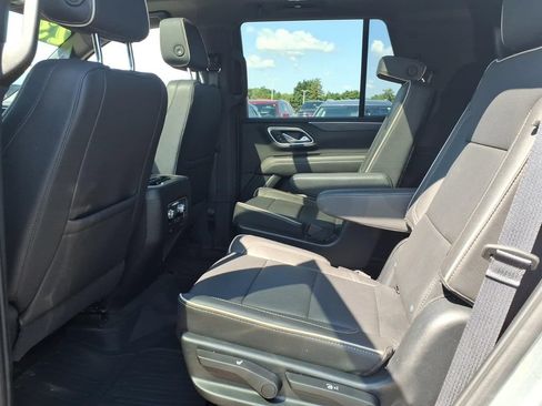 Used 2023 GMC Yukon SLT w/ SLT Premium Package AWD/4WD image 9