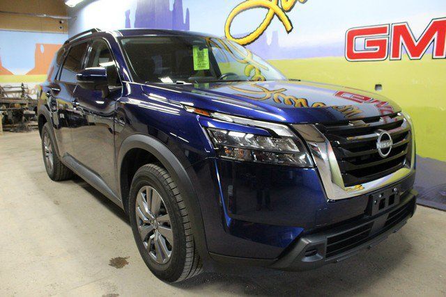 Used 2025 Nissan Pathfinder SV FWD image 3