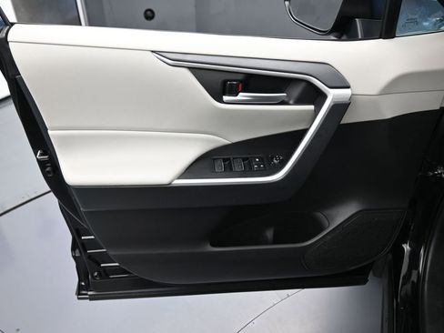 Used 2025 Toyota RAV4 XLE w/ Convenience Package FWD image 13