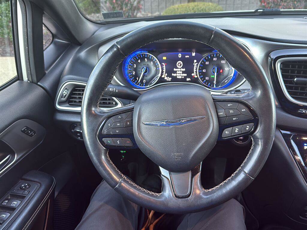 Used 2020 Chrysler Pacifica Touring-L AWD/4WD image 8