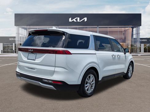 Certified 2024 Kia Carnival LX FWD image 4