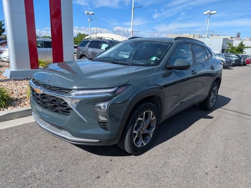 Used 2025 Chevrolet Trax LT FWD image 4