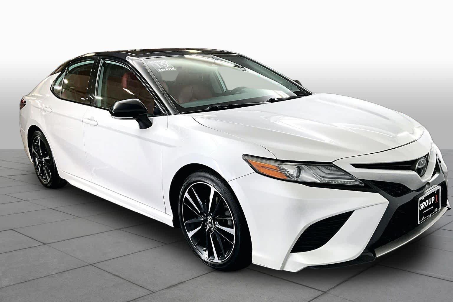 Used 2019 Toyota Camry XSE w/ Navigation Package FWD image 3