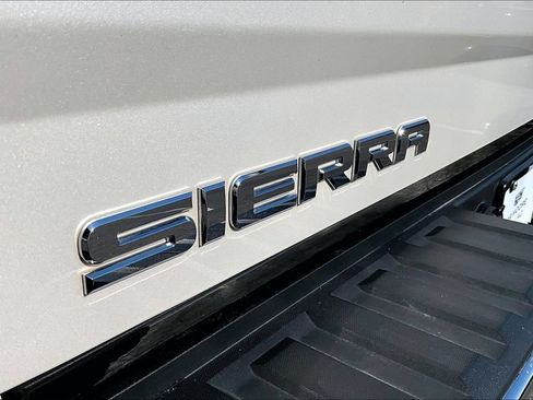 Used 2015 GMC Sierra 1500 SLT w/ SLT Crew Cab Value Package AWD/4WD image 33