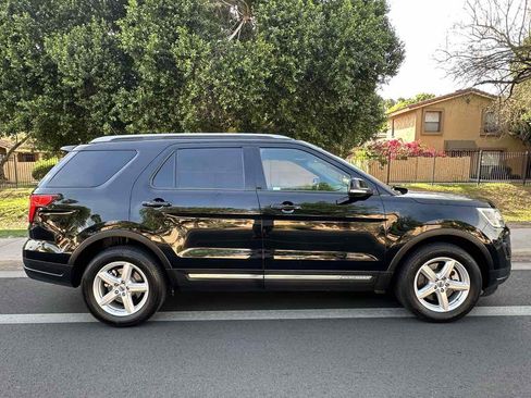 Used 2018 Ford Explorer XLT w/ Equipment Group 201A image 9