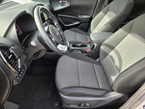Certified 2025 Kia Soul EX image 11