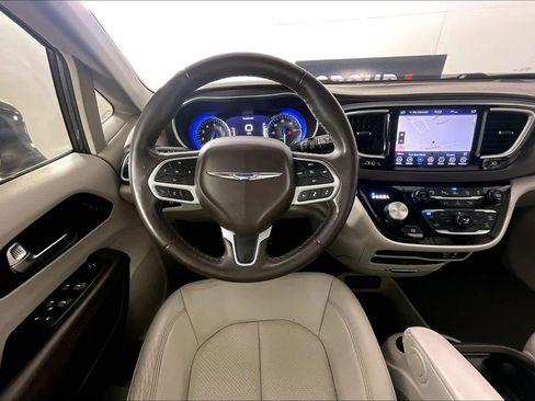 Used 2020 Chrysler Pacifica Touring-L Plus FWD image 6