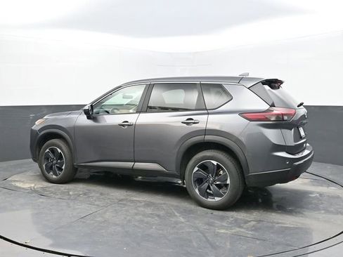 Used 2024 Nissan Rogue SV image 3
