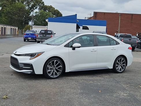 Used 2021 Toyota Corolla SE image 3