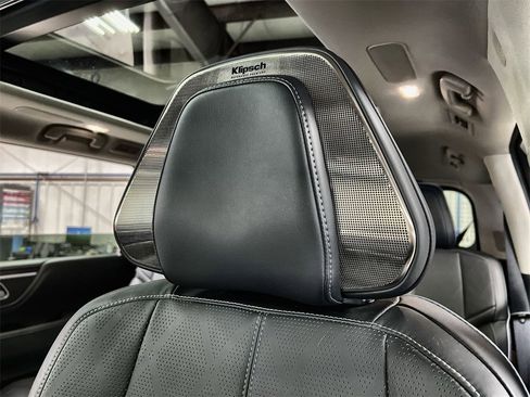 Used 2025 INFINITI QX80 Sensory image 12