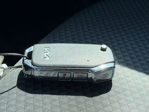 Used 2025 Kia Soul LX w/ LX Technology Package FWD image 7